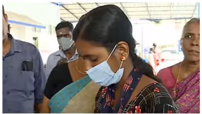 സ്കൂട്ടറിലെത്തിയ ഭാര്യയെ തടഞ്ഞുനിര്‍ത്തി പണം കവര്‍ന്നു, തീകൊളുത്തി കൊല്ലാന്‍ ശ്രമം, ഭര്‍ത്താവ് പിടിയില്‍