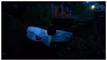 സ്കൂട്ടറില് തട്ടാതിരിക്കാന് വെട്ടിച്ചു, വര്ക്കലയില് കാര് തോട്ടിലേക്ക് മറിഞ്ഞു