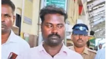 ரயிலில் பெண் போலீஸ் சொன்ன அந்த ஒரு வார்த்தை.. கழுத்து,மார்பில் சரமாரியாக குத்திய பூ வியாபாரி. . கைது