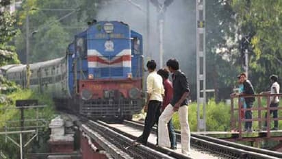 लाइक और फॉलोअर्स के चक्कर में जान गंवा रहे लोग, 7 माह में ट्रेन से हुई मौतों का खतरनाक आंकड़ा आया सामने