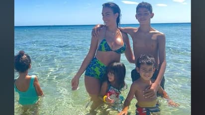 সেক্সি নীল সবুজ বিকিনিতে বাচ্চাদের সাথে সমুদ্র সৈকতে রোনালদোর প্রেমিকা জর্জিনা রদ্রিগেজ