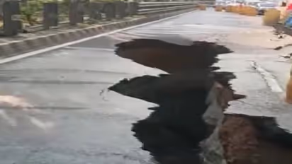 നോയിഡ-ഗ്രേറ്റർ നോയിഡ എക്‌സ്‌പ്രസ് വേയിൽ 15 അടി നീളത്തിൽ വൻകുഴി, ​ഗതാ​ഗതം തടസ്സപ്പെട്ടു