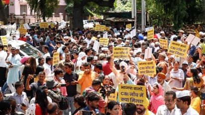 సీబీఐ దాడులు.. బీజేపీ ప్రధాన కార్యాలయం ఎదుట ఆప్‌ నిరసనలు