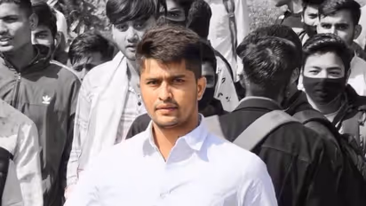  कौन हैं गांव का छोरा निर्मल चौधरी जो बना राजस्थान यूनिवर्सिटी का अध्यक्ष, मंत्री की बेटी को हराया