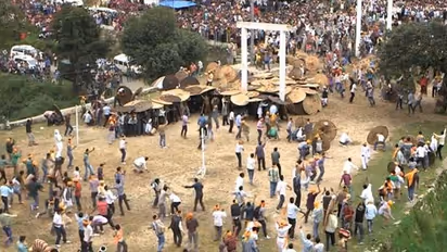 பயங்கரமான திருவிழாவா இருக்கே! ஒருவர் மீது ஒருவர் கல்எறியும் நிகழ்ச்சிக்கு மக்களும், மருத்துவர்களும் தயார்