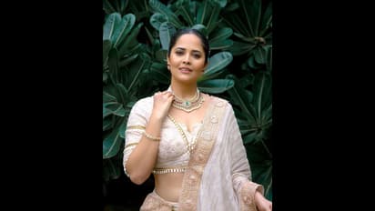 లెహంగా వోణీలో స్టార్ యాంకర్ అందాల సునామీ.. ఫ్రంట్, బ్యాక్ పరువాలతో ఉడికిస్తున్న అనసూయ..