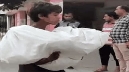 ಆಂಬುಲೆನ್ಸ್ ಇಲ್ಲದೆ 2 ವರ್ಷದ ಮಗುವಿನ ಶವ ಹೊತ್ತೊಯ್ದ 10 ವರ್ಷದ ಸಹೋದರ