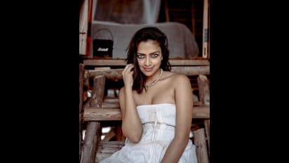 கண்களை பெரிதாக்கி..குளியல் பாவாடை போன்ற உடையணிந்து மயக்கும் அமலா பால் 