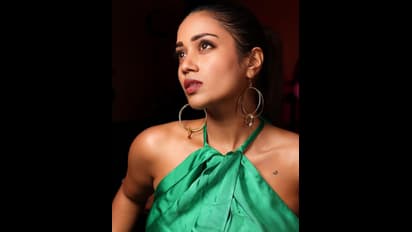 நெஞ்சில் குத்திய நிலா டாட்டூவை ஓப்பனாக காட்டி... கிளாமர் உடையில் சூடேற்றும் நிவேதா பெத்துராஜ்!  ஹாட் போட்டோஸ்!