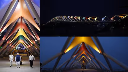 സബര്മതി നദിയിലെ വര്ണക്കാഴ്ചയായി അടൽ പാലം: ഉദ്ഘാടനം നിര്വ്വഹിച്ച് പ്രധാനമന്ത്രി