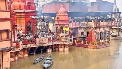 ಕಾಶಿಯಲ್ಲಿ ಉಕ್ಕೇರಿದ ಗಂಗೆ: ರಸ್ತೆಯಲ್ಲೇ ಶವ ದಹನ!