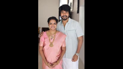 என் சந்தோஷ கண்ணீரே... திருமண நாளில் மனைவியை கட்டியணைத்து ரொமான்ஸ் செய்த சிவகார்த்திகேயன் - வைரல் கிளிக் இதோ