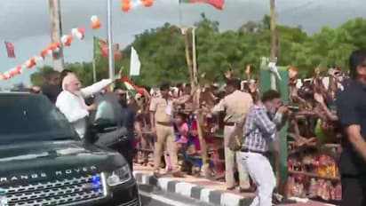  గుజరాత్ భుజ్ లో మోడీ రోడ్ షో: ప్రధాని రాక కోసం ఎదురు చూసిన ప్రజలు