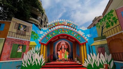 আর্ট কলেজের ব্যস্ততা থেকে নান্দনিকতা-বুড়ো শিবতলা জনকল্যাণ সঙ্ঘের পুজোয় থিমে ইউনেসকোর সম্মান জয় করা শিল্পীরা 