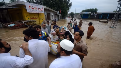 Pakistan floods: Officials issue 'very high' level warning, death toll tops 1,000