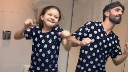 पापा-बेटी ने एक प्रिंट डिजाइन के कपड़े पहन बाथरूम मिरर के सामने किया धमाकेदार डांस, लोगों ने दिया गजब रिएक्शन