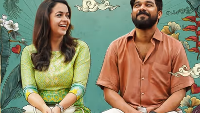 മലയാളത്തിലേക്ക് ഭാവനയുടെ തിരിച്ചുവരവ്, 'ന്റിക്കാക്കാക്കൊരു പ്രേമണ്ടാര്‍ന്ന്' ഫസ്റ്റ് ലുക്ക്