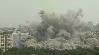 మాదాపూర్లో రెండు భారీ భవనాల కూల్చివేత .. రెప్పపాటులో కుప్పకూలిన భవంతులు