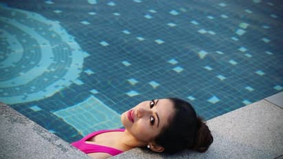 స్విమ్మింగ్ ఫూల్ లో హీరోయిన్ సదా... మొదటిసారి బికినీలో అందాలు దాస్తూ చూపిస్తూ కవ్వించిన బ్యూటీ 