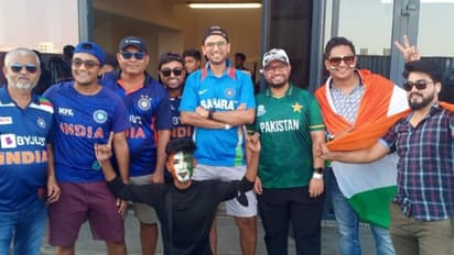 സ്നേഹമാണ് രാജ്യം; ഒന്നിച്ച് പോസ് ചെയ്‌ത് ഇന്ത്യ-പാക് ആരാധകര്‍, ചര്‍ച്ചയായി ചിത്രം