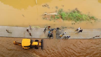 బెంగళూరులో వర్షాలతో వరదలు.. ఇంటర్నెట్లో పోటెత్తుతున్న మీమ్లు.. ఫొటోలు