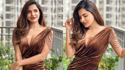 సిగ్గుపడుతోంది అష్షు రెడ్డి, పలుచని తెరలమధ్య మెరిసిపోతున్న జూనియర్ సమంత అందాలు