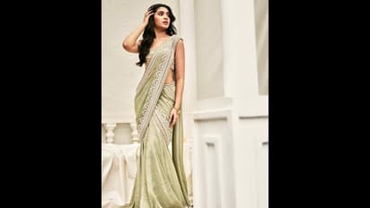 బేబమ్మ చీరకడితే ఇంత అందమా.. నడుమందాలకు, మత్తెక్కించే పోజులకు కండ్లు పేలిపోవాల్సిందే.!