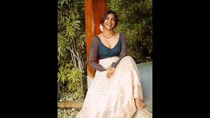 கிளாமராக போட்டோஷூட் நடத்தி கவர்ச்சிக்கு கிரீன் சிக்னல் காட்டிய பிரேமம் நாயகி - வைரலாகும் ஹாட் கிளிக்ஸ்