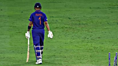 ഒച്ചിഴയും വേഗം, കെ എല് രാഹുലിന് നിലത്ത് നില്ക്കാന് സമയമില്ല; വലിച്ചുകീറി ചുവരിലൊട്ടിച്ച് ആരാധകര്