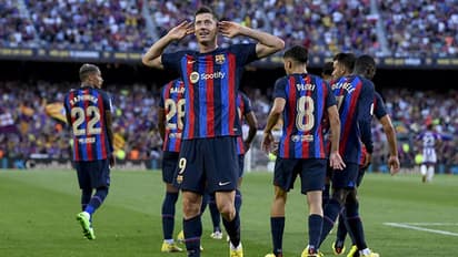 Robert Lewandowski nets double as Barcelona begin Hansi Flick reign with 2-1 La Liga win over Valencia