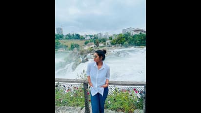 அருவிக்கு அருகில் குதூகலமாக போஸ் கொடுக்கும் பிரியா பவானி சங்கர் 