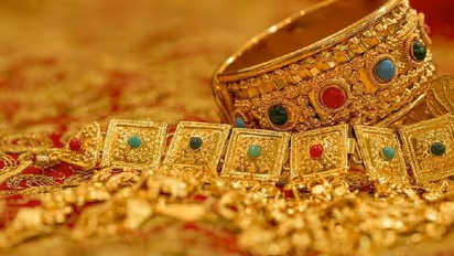 1.9 കിലോഗ്രാം സ്വർണ്ണം സ്വന്തം വീട്ടിൽ നിന്ന് അടിച്ചെടുത്ത് കാമുകന് നൽകി 17 -കാരി; 15 -ാം വയസ് മുതൽ ഡേറ്റിങ്ങ്