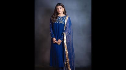 కుర్రాళ్లను కలవరపెడుతున్న ‘కుమారి’ చూపులు.. బ్లూ చుడీదార్ లో హోయలు పోయిన హేబా పటేల్..