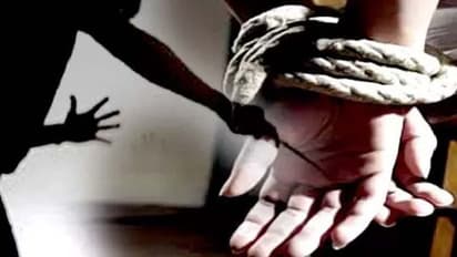 లెక్క‌ల మాస్టార్ ను చెట్టుకు క‌ట్టేసి కొట్టిన విద్యార్థులు.. అస‌లేం జ‌రిగిందంటే..? 