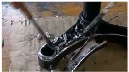 സ്വര്ണ്ണക്കട്ടകള് മെര്ക്കുറി പൂശി സൈക്കിളിനുള്ളില് കടത്താന് ശ്രമം, കരിപ്പൂരില് 3 പേര് പിടിയില്