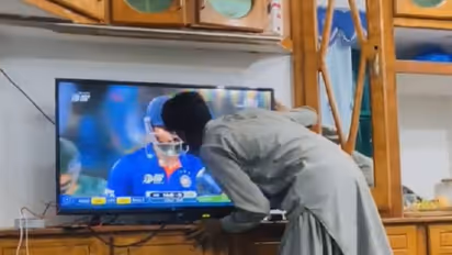 ಪಾಕಿಸ್ತಾನ ಮಣಿಸಿದ ಹಾರ್ದಿಕ್ ಪಾಂಡ್ಯಗೆ ಟಿವಿ ಪರದೆ ಮೇಲೆ ಮುತ್ತಿಕ್ಕಿದ ಆಫ್ಘಾನಿಸ್ತಾನ ಫ್ಯಾನ್!