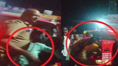 போலீஸ் வாகனத்தில் இருந்தவரை இழுத்துப்போட்டு அடித்த திருநங்கைகள்… இணையத்தில் வைரலாகும் வீடியோ!!