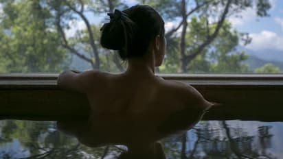 যৌনতা আর বৈষম্যের বিরুদ্ধে লড়াই করতে নতুন ফতোয়া স্পেনে, 'নারীরা স্তন বার করে সাঁতার কাটতে পারেন'