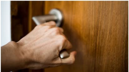 താമസം ഒറ്റയ്ക്ക്, വാതിലില്‍ വൈദ്യുതി കണക്ഷന്‍ നല്‍കി; ഇത് മറന്ന് തുറക്കാന്‍ ശ്രമിച്ചു, വൃദ്ധക്ക് ദാരുണാന്ത്യം