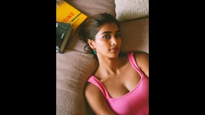 தங்கமாய் ஜொலிக்கும் பூஜா ஹெக்டே..சல்வாரில் கியூட் போட்டோஸ் இதோ !