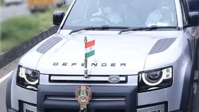 முதல்வர் கான்வாய் முன்பு பைக்கில் ஸ்டண்ட் செய்த இளைஞர்.. மடக்கி பிடித்து சரியான ஆப்பு வைத்த போலீஸ்..!