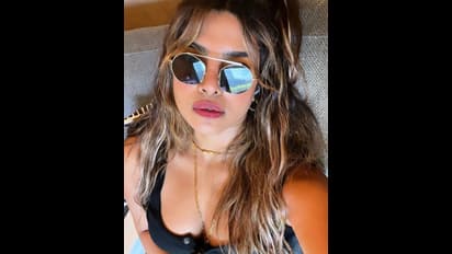 ট্রান্সপারেন্ট শিফনের শাড়িতে সুপারবোল্ড প্রিয়ঙ্কা, করবা চৌথে দেশি স্টাইলে নজর কাড়তে পারেন আপনিও