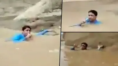 Pakistani journalist stands in neck-deep water to cover floods; netizens lauded his commitment