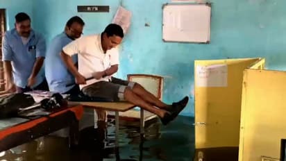 കെഎസ്ആര്ടിസി എറണാകുളം ഡിപ്പോയിൽ വീണ്ടും വെള്ളം കയറി: വഞ്ചിപ്പാട്ടുമായി ജീവനക്കാര്