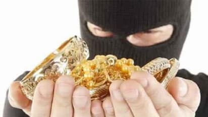 Chikkaballapura : ಎಎಸ್ಐ ಮನೇಲಿ ಗುಂಡು ಹಾರಿಸಿ ದೋಚಿದ್ದು 18 ಲಕ್ಷ ರು, ನಗ, ನಾಣ್ಯ!