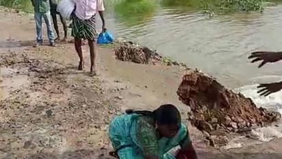 അത്ഭുതകരം ഈ രക്ഷപ്പെടല്, യുവതി കരകയറി അടുത്ത നിമിഷം പ്രളയജലം റോഡ് മുറിച്ചു!