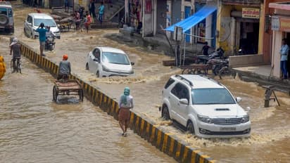 बाढ़ पीड़ितों की मदद के लिए प्रशासनिक अमला मुस्तैद, खाद्य सामग्री से लेकर चिकित्सीय सुविधा हो रही मुहैया