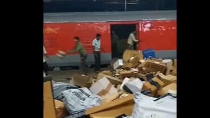  प्लेटफॉर्म पर कर्मचारी पार्सल के साथ कर रहे थे ऐसा काम, वीडियो वायरल हुआ तो रेलवे को देनी पड़ी सफाई 