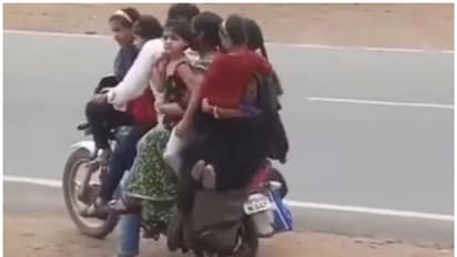 ఒకే బైక్ పై ఏడుగురి ప్రయాణం.. ఆ కుటుంబ సభ్యుల వీడియోపై నెట్టింట్లో రచ్చ.. (వీడియో)