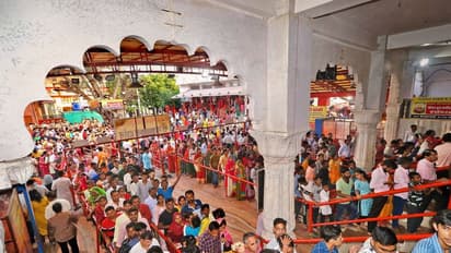 गणेश चतुर्थी 2022: आम से लेकर खास तक सभी के घर पधारे गणपति, 5 फोटो में देखें गणेश उत्सव की धूम